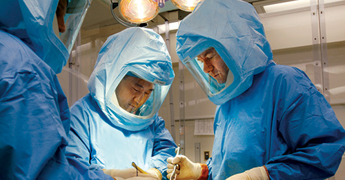 HSS surgeons peforming joint replacement surgery.